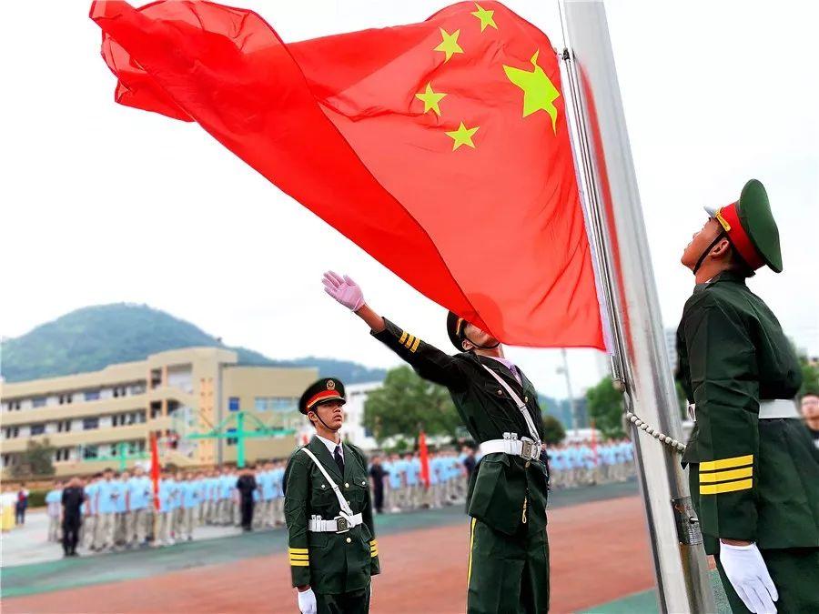 · 挑海报、配文案…小城中介开始预热“春节档”